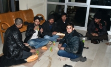 Ağrı'da düzensiz göçmenlere battaniye ve gıda yardımı