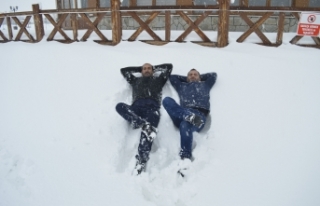 Kar yağışını eğlenceye çevirdiler
