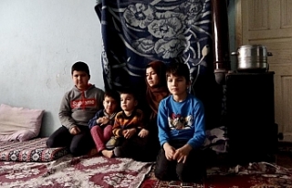Afgan kadın, çocuklarıyla yaşadığı yıkık...