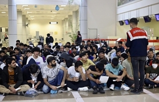 Ağrı'da sınır dışı edilen 273 Afgan göçmen...
