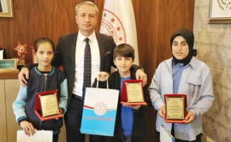 Ağrı’da “Sözlük Tasarım” yarışmasında dereceye giren öğrencilere ödülleri verildi