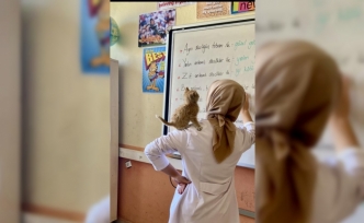 Ağrı'da öğrencilerin sahiplendiği yavru kedi 'Mandalina' okulun maskotu oldu