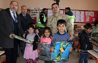 İstanbul'daki öğretmen ve öğrenciler Ağrı'da köy okulunu hediyelerle donattı