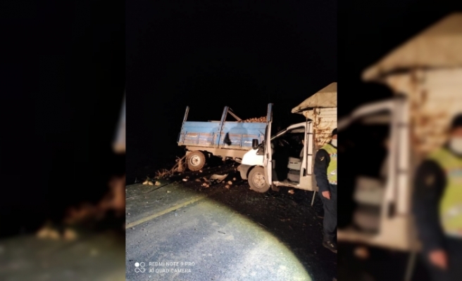 Ağrı’da kamyonet şeker pancarı yüklü traktöre çarptı: 5 yaralı