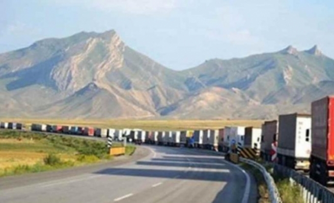 İran, Türkiye'yle karayolu seyahatini süresiz durdurdu