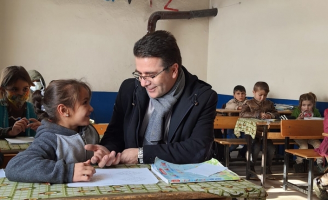Hamur İlçe Milli Eğitim Müdürü Kaya Karakoç Köy Okullarını Ziyaret Etti