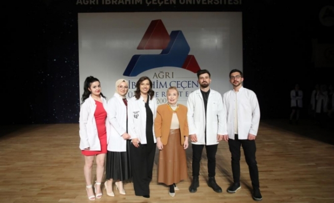 AİÇÜ’de Eczacılık Fakültesi Öğrencileri İçin “Beyaz Önlük Giyme” töreni düzenlendi