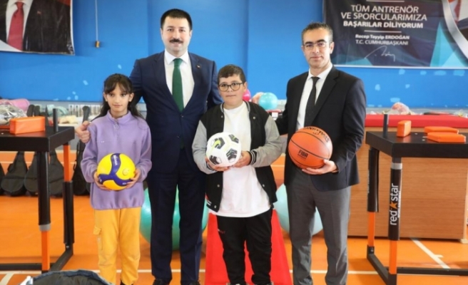 Diyadin'de gençlere spor malzemesi desteği