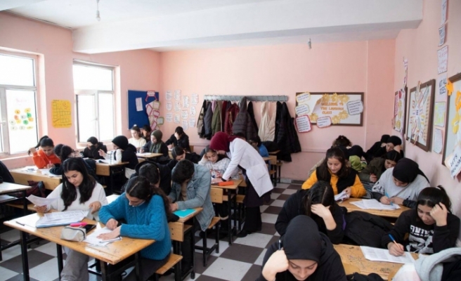 Ağrı'da gönüllü öğretmenler kırsalda yaşayan öğrencileri üniversite sınavına hazırlıyor