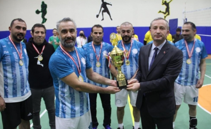 Ağrı'da öğretmenler arası voleybol ile masa tenisi turnuvaları tamamlandı