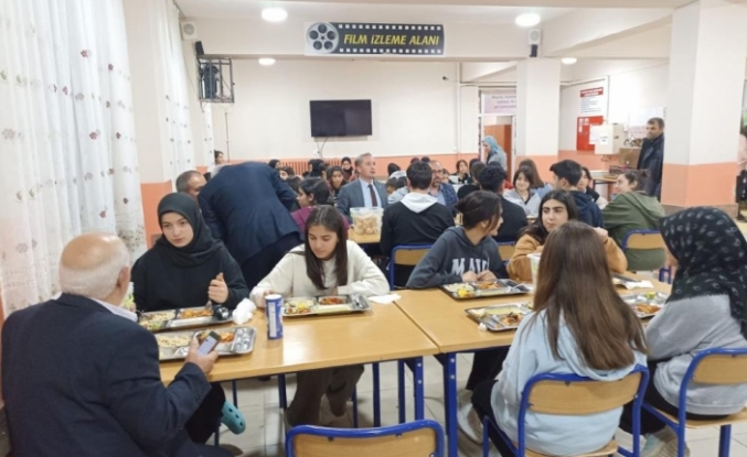Ağrı Milli Eğitim Müdürü Kökrek, öğrencilerle yemek yedi