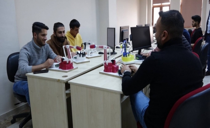 Ağrı İbrahim Çeçen Üniversitesİ öğrencileri patentini aldığı robotları üretiyor