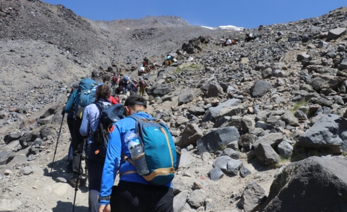 Ağrı Dağı eteklerindeki köylüler tırmanışa gelen dağcılara lojistik destek sağlıyor