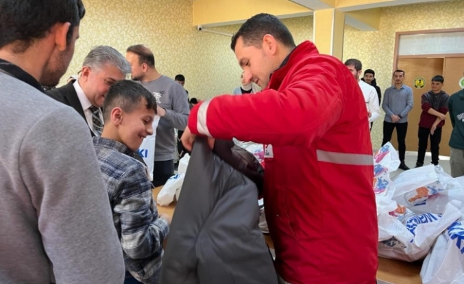 Ağrı'da Kızılay'dan özel öğrencilere kışlık yardım